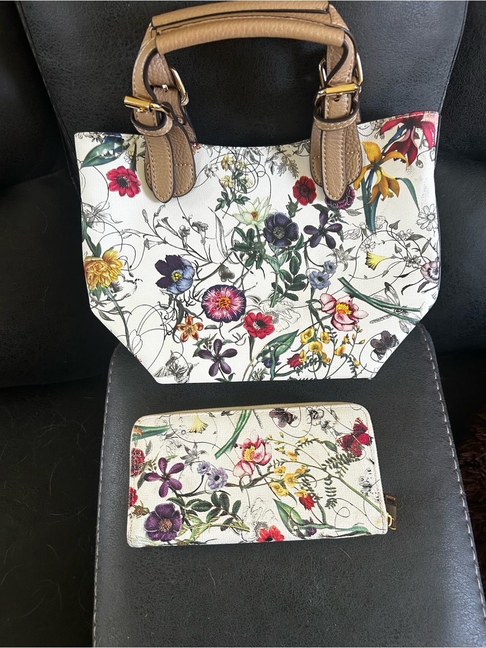 Source Unknown White Floral Tote with Tan Handles and Matching Wallet